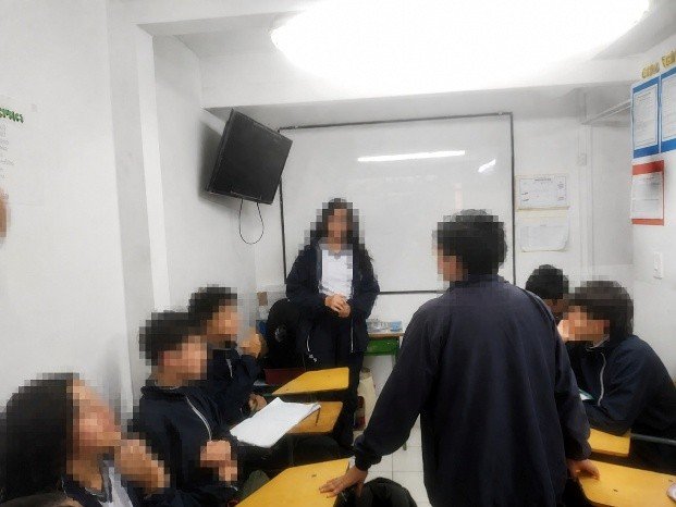 Otro grupo haciendo el díalogo en la tercera intervención